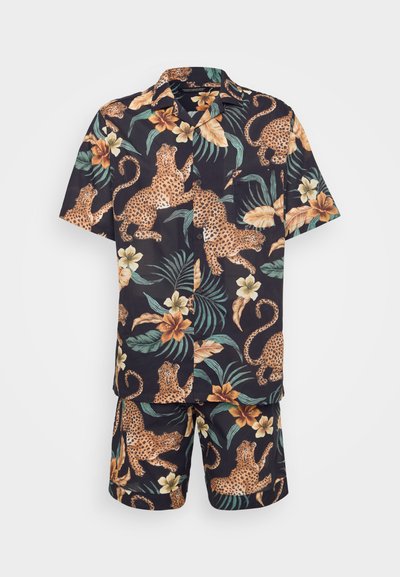 Set cu tricou cu mânecă scurtă și pantaloni șort din material închistru, având un imprimeu cu leopard și flori, cu frunze verzi și flori bej.