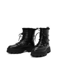Botas de cuero negras con un acabado texturizado, forro de piel sintética, diseño con cordones en la parte frontal y una suela de goma gruesa con patrones de tracción.