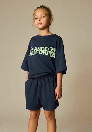 Next, REGULAR FIT - HEAVYWEIGHT T-SHIRT AND SHORTS SET  . - Lühikesed püksid - navy slogan