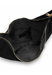 Intérieur d'un sac en daim noir avec une texture lisse, fermeture éclair dorée et une petite poche zippée d'un côté.