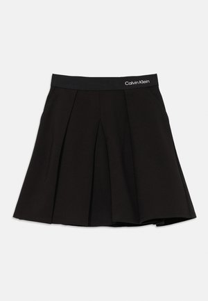 Fekete pliszírozott szoknya, amely rugalmas derékrésszel rendelkezik, a jobb oldalon fehér Calvin Klein logóval.
