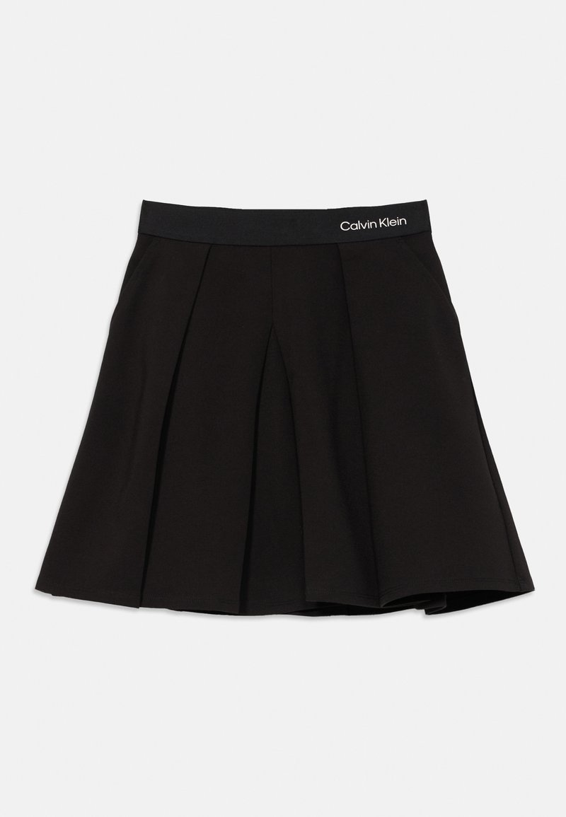 Čierna plisovaná sukňa s elastickým pásom, na pravej strane so značkou Calvin Klein v bielej farbe.