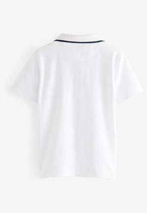 Tricou polo alb cu mâneci scurte și margine neagră de-a lungul gulerului, prezentat din spate pe un fundal simplu.