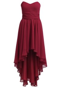 Robe bustier bordeaux avec taille froncée et ourlet superposé haut-bas en chiffon fluide.