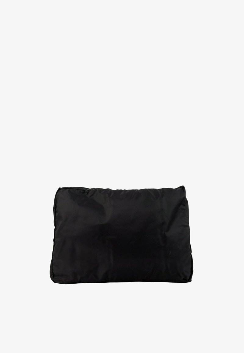Coussin rectangulaire noir avec une surface douce légèrement froissée et des bords sur fond blanc.
