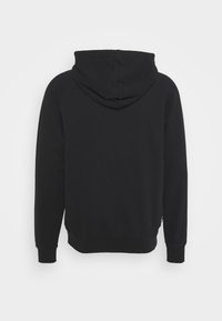 Sudadera con capucha negra y mangas largas, con puños y cinturilla acanalados, vista desde la parte trasera sobre un fondo liso.