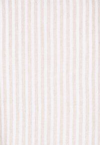 Linneduk med vertikala ränder i beige och vitt. Texturen är naturlig och något varierad, vilket ger ett mjukt, andningsbart utseende.