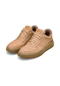 Beige lädersneakers med texturerad yta, rund tå och perforerade detaljer. Gummisula i en kontrasterande beige färg.