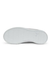 Biała podeszwa sneakersów z teksturowanym wzorem gripu, o zaokrąglonym kształcie i gładkiej powierzchni. Widoczne logo marki na pięcie.