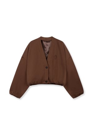 Veste courte marron avec un décolleté en V, une fermeture à boutons et des manches oversize. Dispose d'un logo brodé discret à l'avant.
