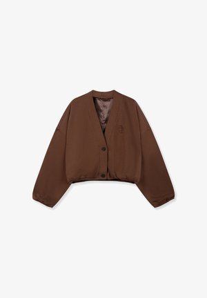 Giacca corta marrone con scollo a V, chiusura con bottoni e maniche oversize. Presenta un logo ricamato sottile sul davanti.