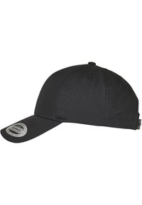 Căciulă neagră tip snapback cu o margine curbată, fabricată din țesătură. Dispune de șase orificii de ventilație și un sistem de ajustare din țesătură la spate.