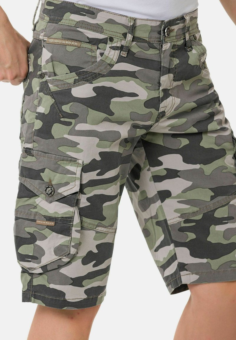 Tarnshorts in Grün und Grau, mit mehreren Taschen, einem Knopfverschluss und einem lässigen Schnitt. Hergestellt aus strapazierfähigem Stoff.