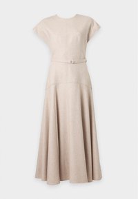 Robe beige à manches courtes de longueur midi, avec encolure ronde et ceinture assortie avec boucle argentée à la taille.
