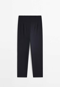 Pantalon noir droit simple avec une ceinture simple et sans poches visibles ni décorations, affiché sur un fond blanc.