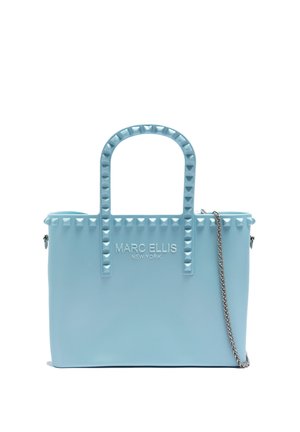 Lichtblauwe Marc Ellis draagtas met gestikte handvatten en randen, voorzien van een zilveren kettingriem en het logo "Marc Ellis New York".