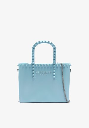Lichtblauwe Marc Ellis draagtas met gestikte handvatten en randen, voorzien van een zilveren kettingriem en het logo "Marc Ellis New York".