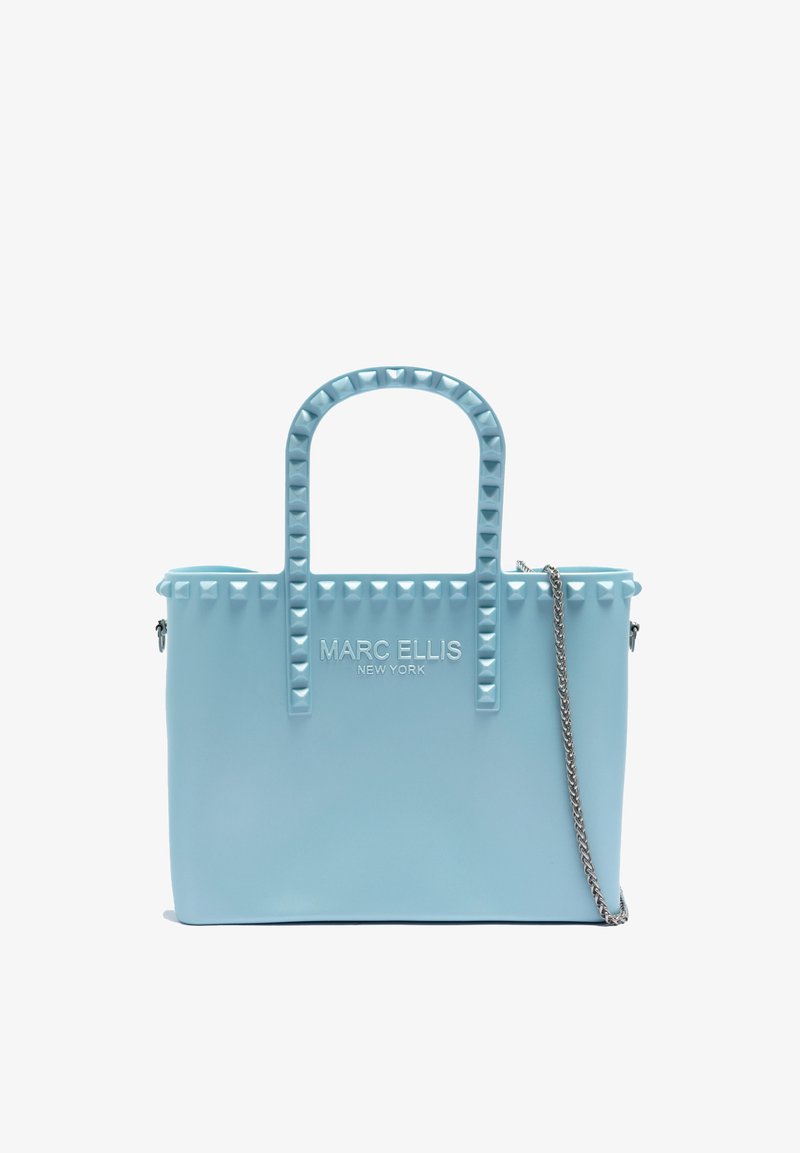 Lichtblauwe Marc Ellis draagtas met gestikte handvatten en randen, voorzien van een zilveren kettingriem en het logo "Marc Ellis New York".