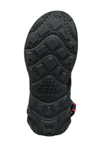 Černá gumová podrážka s texturovaným vzorem pro lepší grip a ventilačními otvory. Obsahuje logo "GEOX", velikost "27" a robustní design.