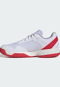 Baskets de sport blanches avec des accents rouges, dotées d'une tige en maille, d'un col rembourré et d'une semelle en caoutchouc texturée pour l'adhérence. Design simple à lacets.