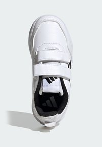 Biela športová obuv s textúrovaným syntetickým zvrškom, dvojitými suchými zipsami, čiernou vnútornou podšívkou a výrazným logom na jazyku.