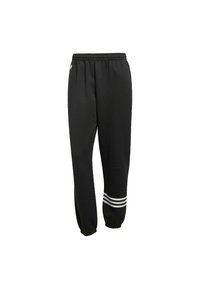Sorte sweatpants lavet af blødt stof, med en elastisk talje, tapered manchetter og tre hvide vandrette striber på underbenene.
