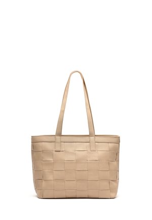 Smėlinės spalvos pintinė odinė rankinė su dviem petnešomis, stačiakampio formos ir lygiu paviršiumi.