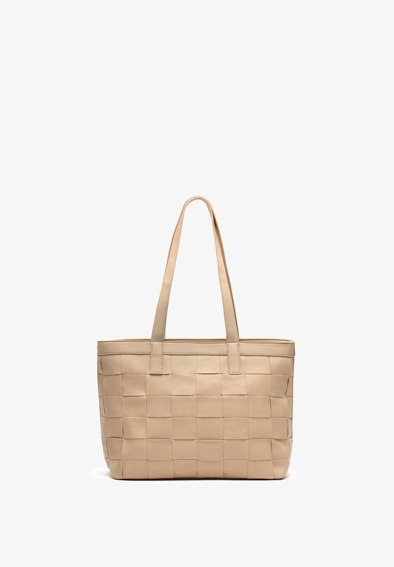 Bolso tote beige de cuero tejido con dos asas para el hombro, forma rectangular y acabado liso.