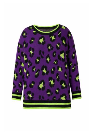Jersey de punto morado con un estampado de leopardo en negro y verde, con acentos de rayas en negro y verde neón en el cuello y el dobladillo.