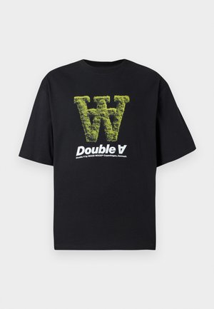 T-shirt de algodão preto com mangas curtas, apresentando uma grande letra "W" texturizada em verde e texto branco a dizer "Double A" abaixo.
