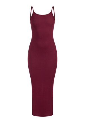 Robe midi bordeaux avec de fines bretelles spaghetti, en tissu côtelé, présentant une silhouette ajustée et une texture lisse.