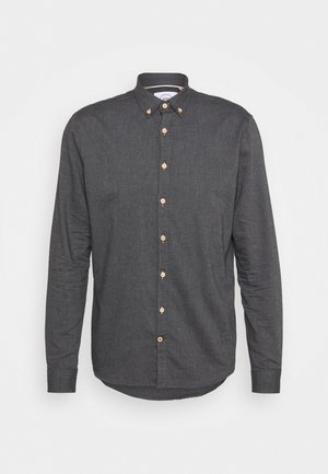 Cămașă închis gri, cu nasturi, fabricată dintr-un material texturat, cu mâneci lungi, guler ascuțit și nasturi din lemn pe față.