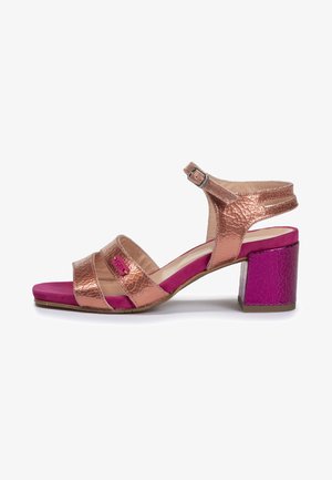 Strappy sandal with a copper metallic upper and magenta suede insole. Features a block heel in textured fuchsia and an adjustable buckle.
