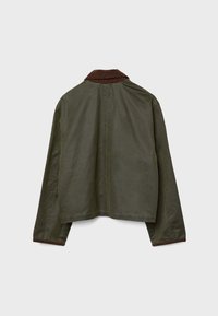 Giacca verde oliva con colletto e polsini in velluto a coste marrone, mostrata da dietro su uno sfondo grigio chiaro uniforme.