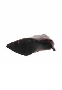 Stivale in pelle con tacco alto e punta affilata. Presenta una tomaia marrone liscia e una suola in gomma testurizzata con scanalature orizzontali.