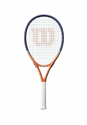 Raqueta de tenis con marco azul y naranja, empuñadura blanca y logo rojo "W" en cuerdas blancas, aislada sobre fondo blanco.