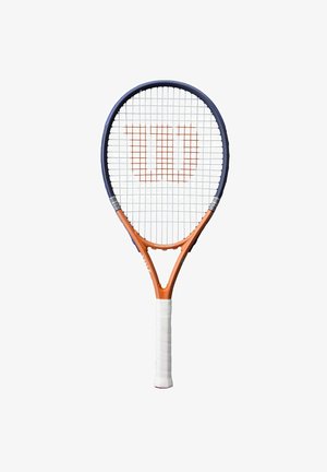 Raqueta de tenis con marco azul y naranja, empuñadura blanca y logo rojo "W" en cuerdas blancas, aislada sobre fondo blanco.