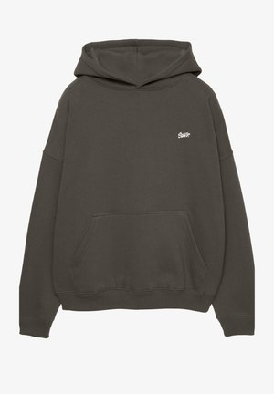 Sötét szürke kapucnis pulóver puha anyagból, nagy elülső zsebbel és kis fehér logóval a mellrészen. Igazított mandzsetták és szegély.