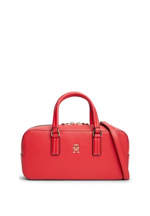 Sac à main rectangulaire en cuir rouge avec double anses, bandoulière amovible, fermeture éclair couleur or et petit logo doré au centre avant.