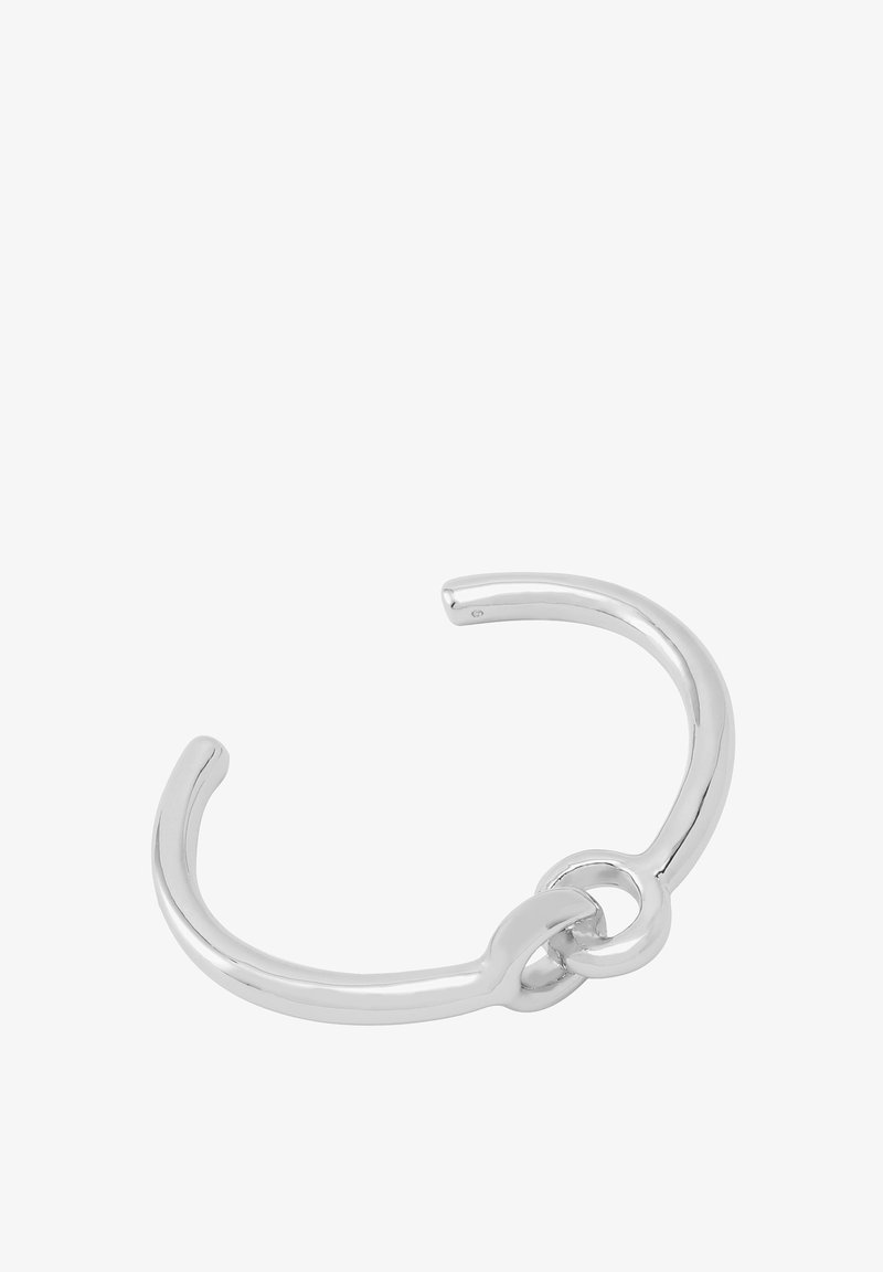 Zilveren armband met een gebogen ontwerp en een gekoppelde accent. De gladde textuur en glanzende afwerking versterken de moderne uitstraling.