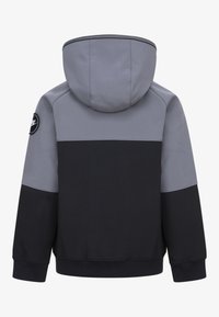Capuchonjack gemaakt van grijs en zwart stof, met een kleurblokontwerp, elastische manchetten en een logopatch op de linkerschouder.