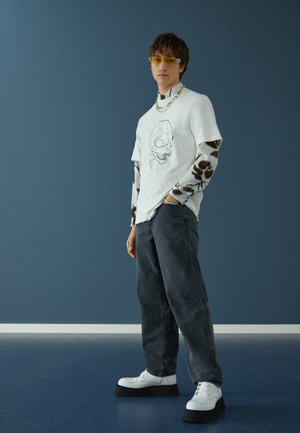 ARTWORK TEE SHORT SLEEVE - Print T-shirt - off white