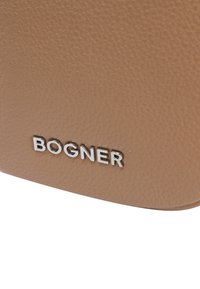 Usnjena torba v svetlosrni barvi z teksturirano površino in srebrnim logotipom "BOGNER". Oblika je pravokotna z zaobljenimi robovi.