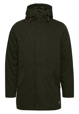 Parka lungă, de culoare verde măsliniu, cu glugă. Are două buzunare laterale, închidere cu șnur și o textură de țesătură netedă și durabilă.
