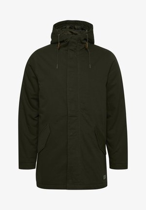 Olíva zöld, hosszú szabású parká, kapucnival. Két oldalsó zsebbel, húzózárral és sima, tartós szövet textúrával rendelkezik.