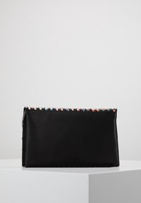Schwarze Clutch mit glatter Textur, verziert mit einer mehrfarbigen Perlenbestickung entlang der oberen Kante und einem Kettenhenkel an der Seite.