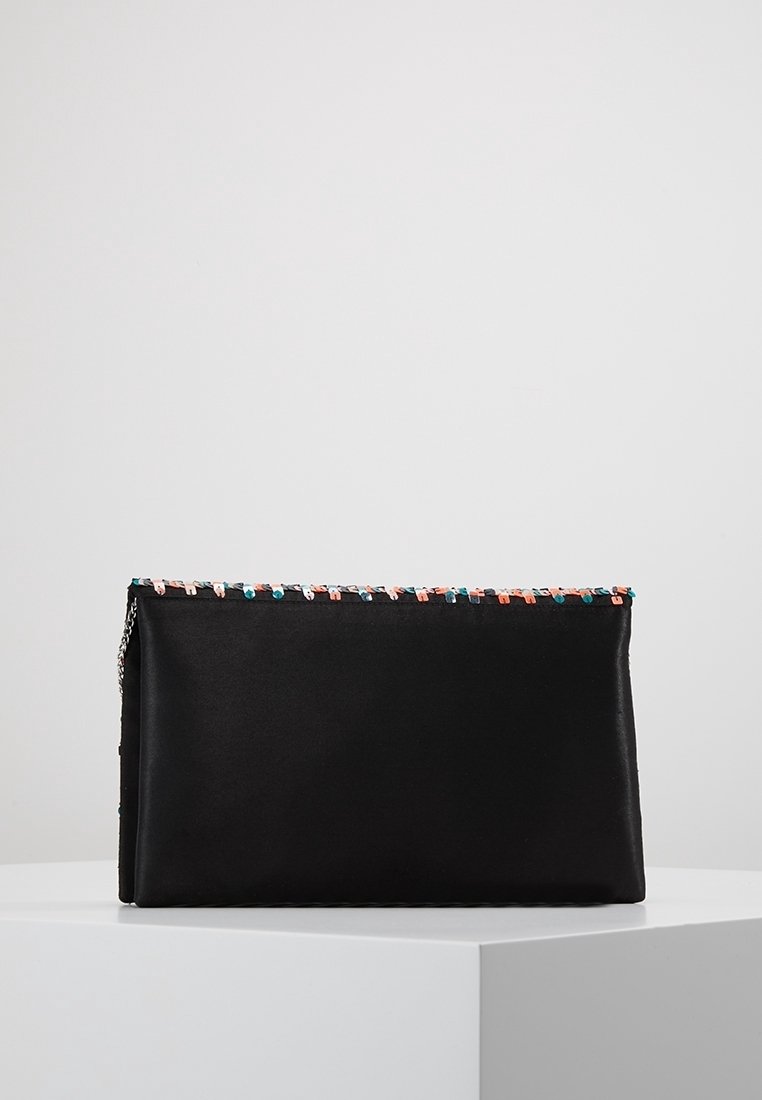 Schwarze Clutch mit glatter Textur, verziert mit einer mehrfarbigen Perlenbestickung entlang der oberen Kante und einem Kettenhenkel an der Seite.