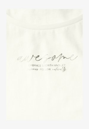 Biała bawełniana koszulka z srebrnym napisem, który głosi: "świetnie" oraz "zaakceptuj rozwój i pozwól, by sukces podążał naturalnie". Gładka tekstura.