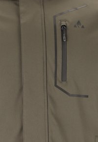 Olivgrüne Jacke mit einem Reißverschlusstasche, schlankem Design und schwarzen Akzenten. Glatte Textur mit verstärkten Nähten und Logo-Detail.