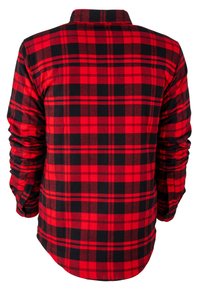 Camisa de franela a cuadros en rojo y negro, con un cuello abotonado, mangas largas con ajustes en los puños y un dobladillo curvado.